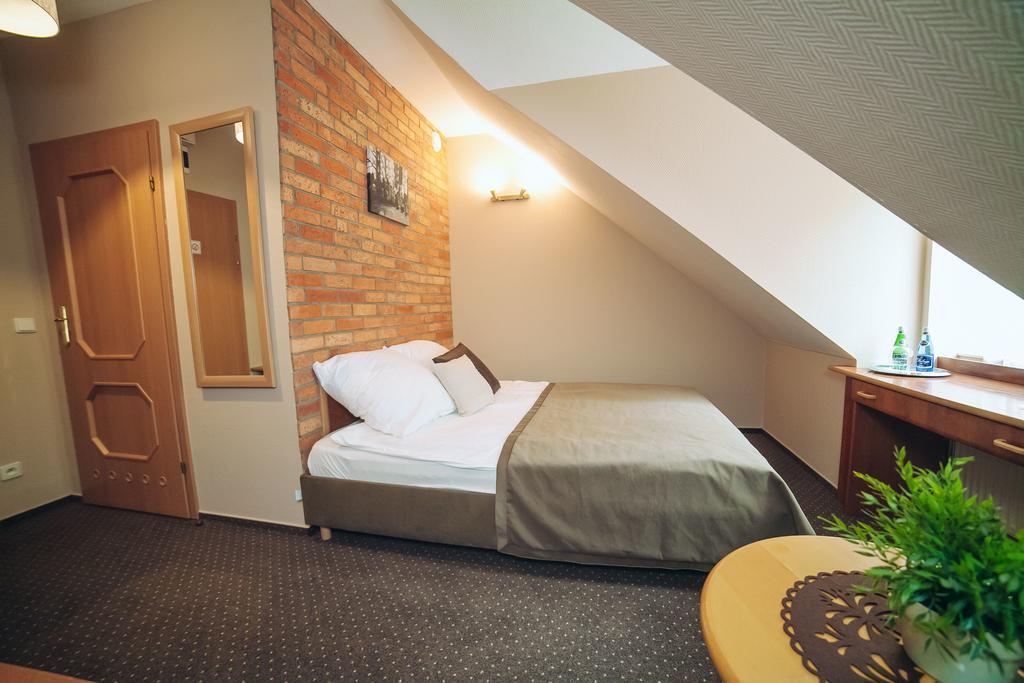 Hubertus Aparthotel & Restaurant & Horse Club Starogard Gdański Rum bild