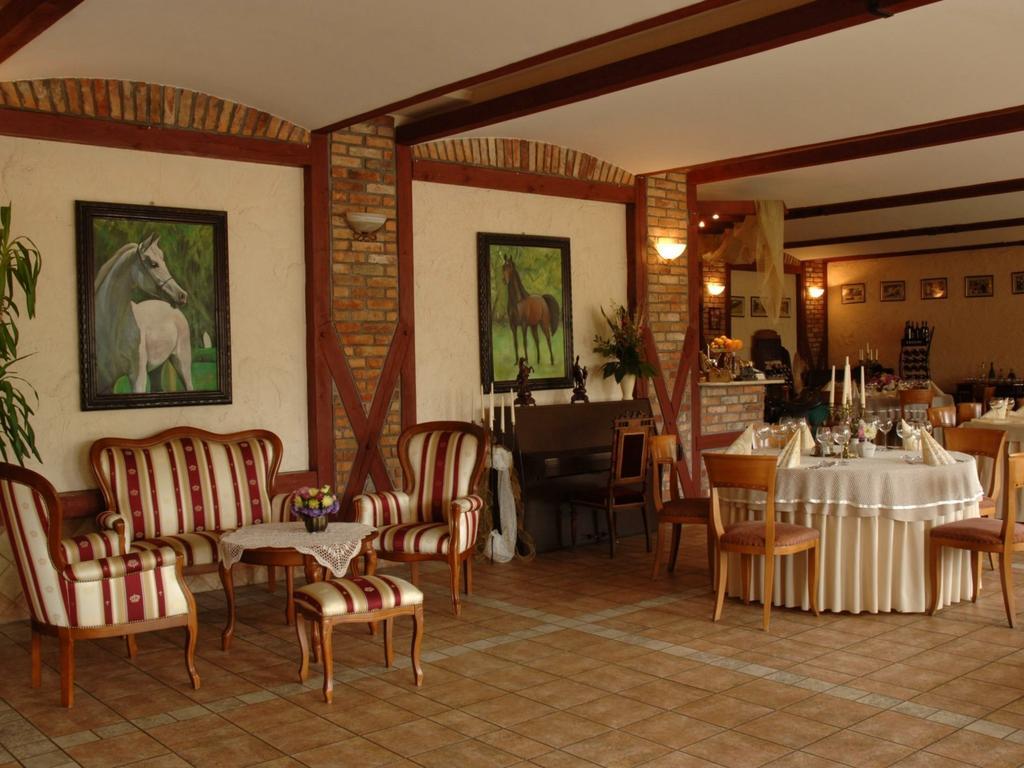 Hubertus Aparthotel & Restaurant & Horse Club Starogard Gdański Exteriör bild