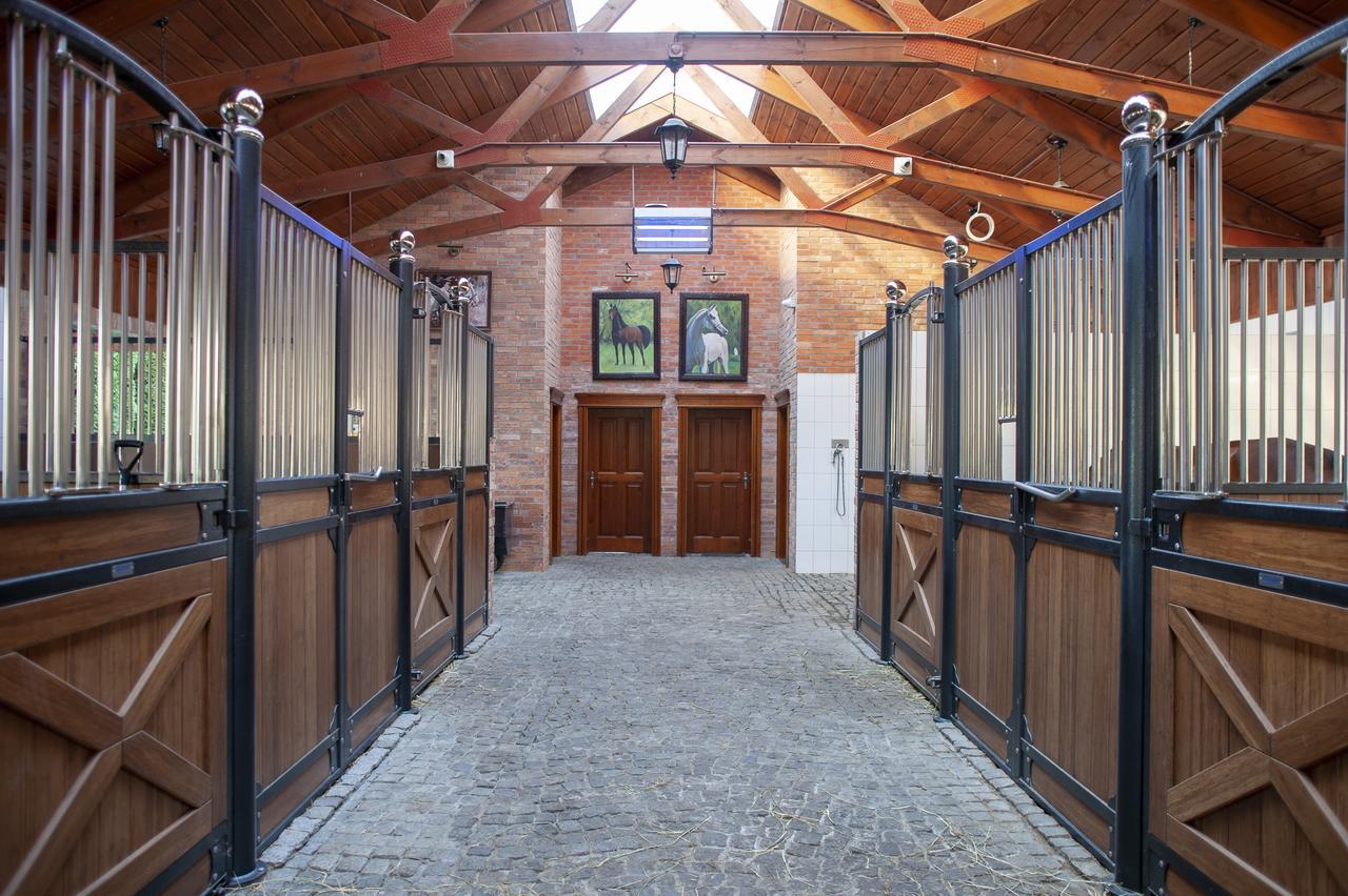 Hubertus Aparthotel & Restaurant & Horse Club Starogard Gdański Exteriör bild